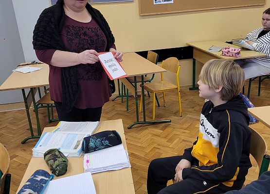 Paniu nauczycielka objaśnia dzieciom zadanie