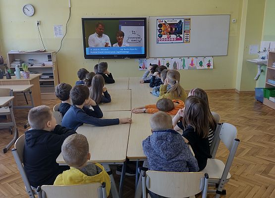 uczniowie oglądają film edukacyjny