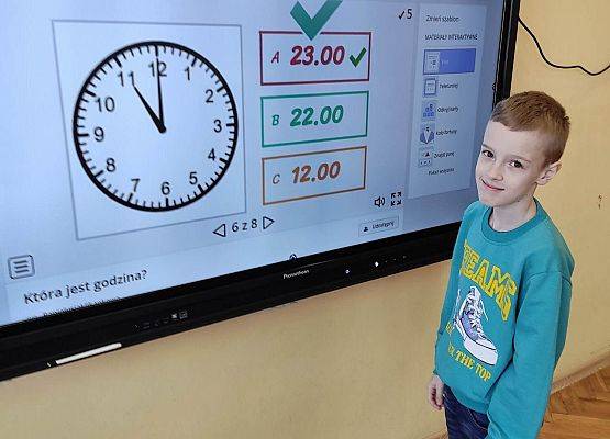 uczeń rozwiązuje zadanie ma interaktywnym monitorze