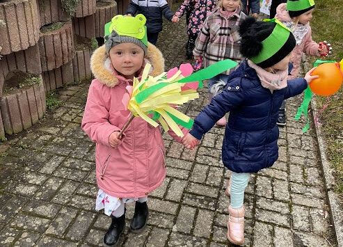 Dzieci idą przywitać wiosnę