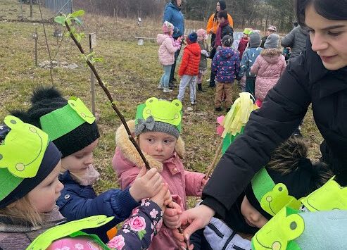 dzieci trzymają drzewko