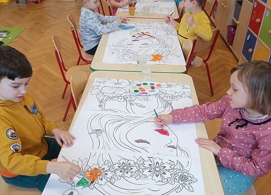 dzieci malują plakaty z panią wiosną