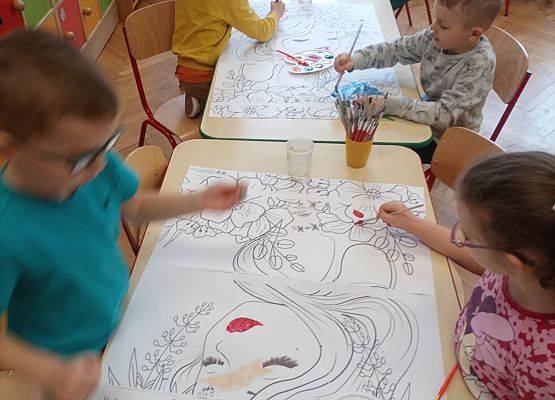 dzieci malują plakaty z panią wiosną