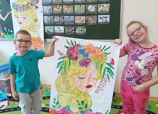 dzieci prezentują plakat o wiośnie