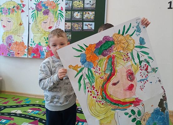 dzieci prezentują plakat o wiośnie