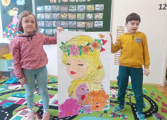 dzieci prezentują plakat o wiośnie