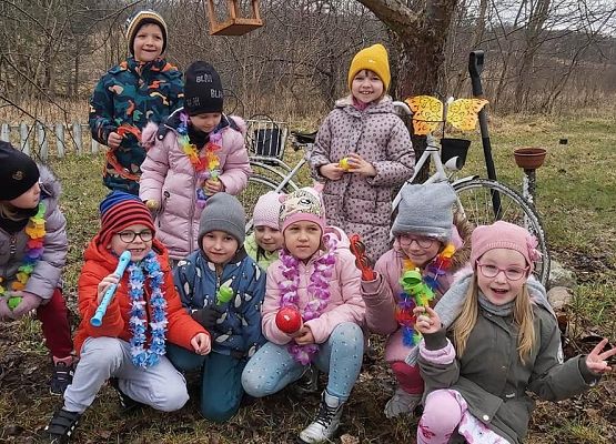 zdjęcie grupowe dzieci w sadzie