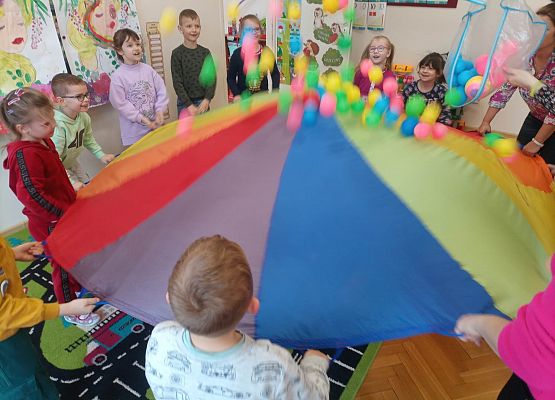 dzieci tańczą z chustą animacyjną