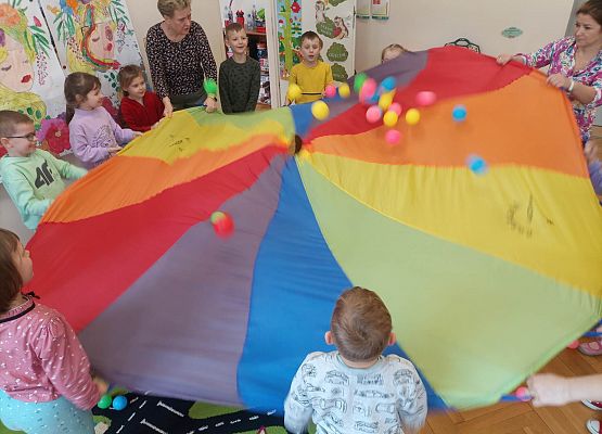 dzieci tańczą z chustą animacyjną