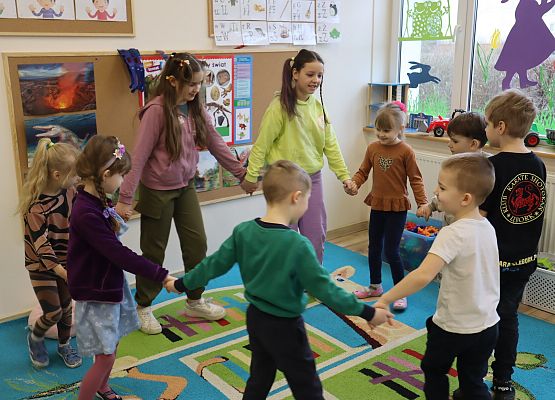 dzieci tańczą w kółeczku