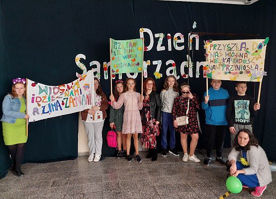 uczniowie prezentują transparenty o wiośnie