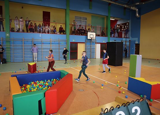 uczniowie grają w paintballa