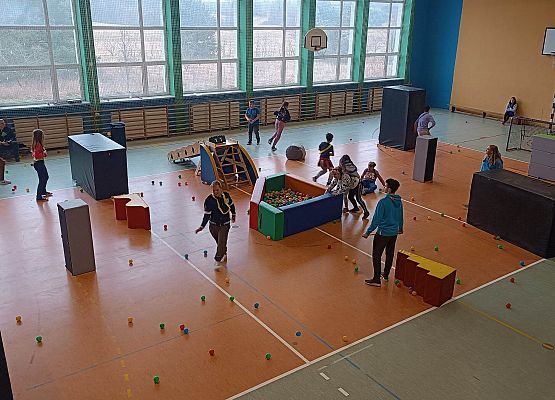 uczniowie grają w paintballa