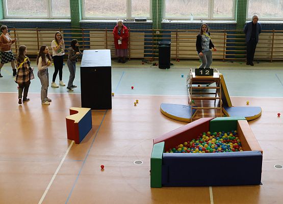 uczniowie grają w paintballa