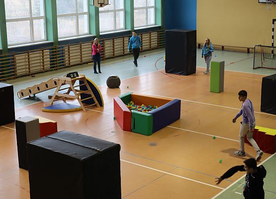 uczniowie grają w paintballa