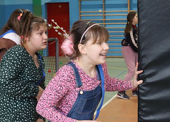 uczniowie grają w paintballa