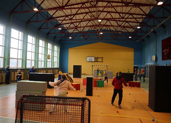 uczniowie grają w paintballa