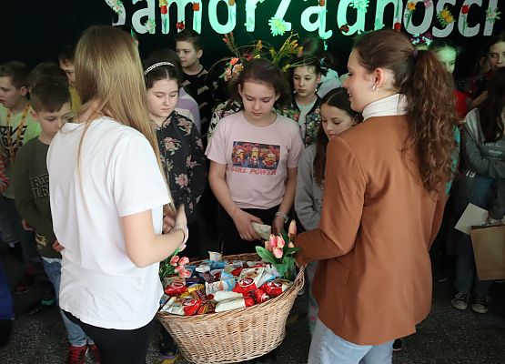 uczennice rozdają nagrody