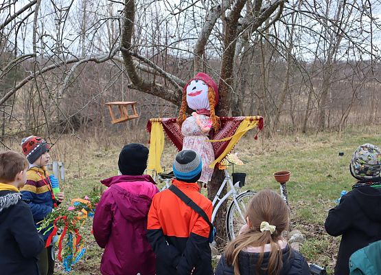 dzieci zostawiają w sadzie Strażniczkę Sadu