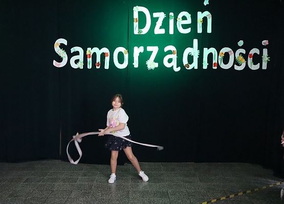 dziewczynka tańczy ze wstążką