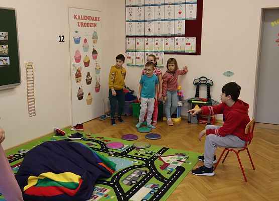 przedszkolaczki pokonują tor przeszkód