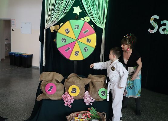 uczeń kręci kołem fortuny