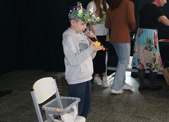 uczeń prezentuje swoje prace z kolcków