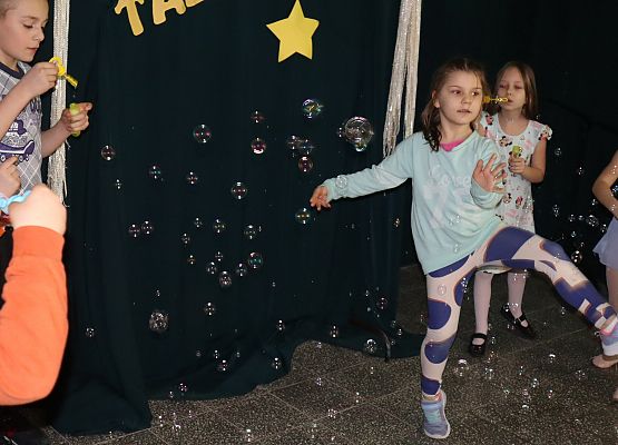 dwie dziewczynki tańczą