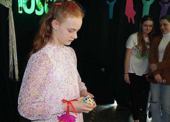 dziewczynka układa kostkę Rubika