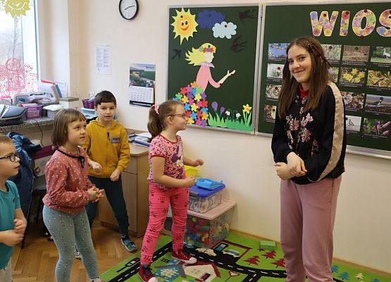 uczennica bawi się z przedszkolakami
