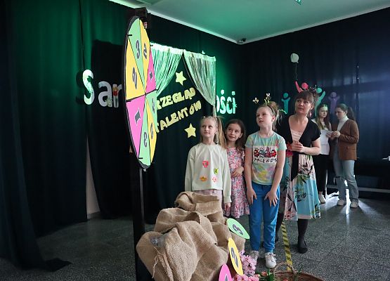 uczennice losują nagrody