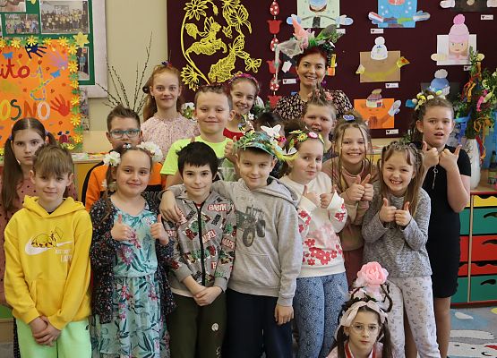 grupa dzieci z nauczycielką