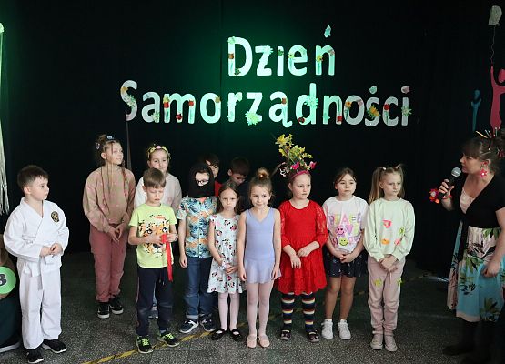 uczniowie stoją w grupie