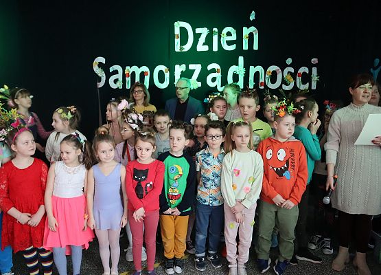 uczniowie stoją w grupie