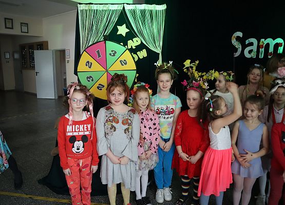 uczniowie stoją w grupie