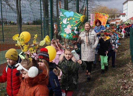 dzieci podczas spaceru