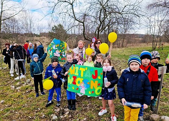 uczniowie w szkolnym sadzie