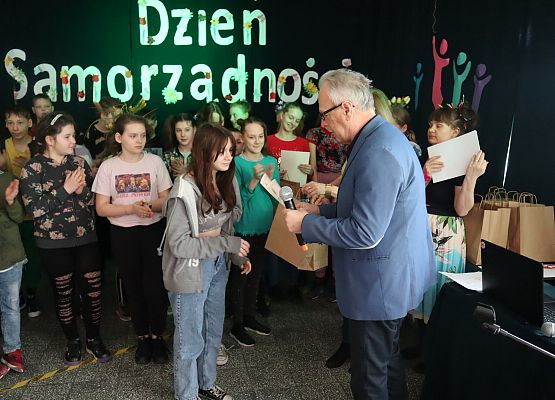 dyrektor wręcza nagrodę uczennicy