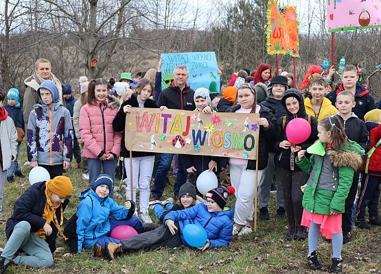 uczniowie w szkolnym sadzie