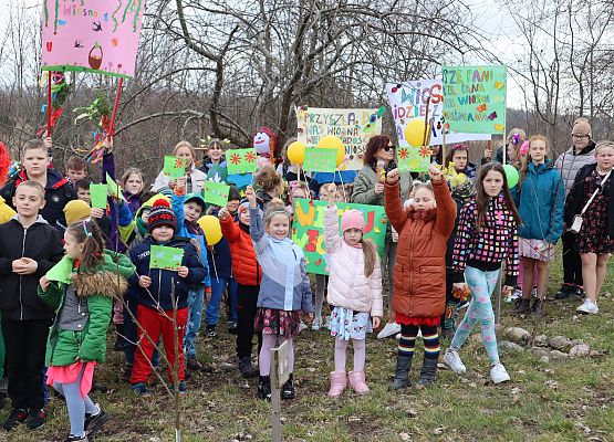 uczniowie w szkolnym sadzie