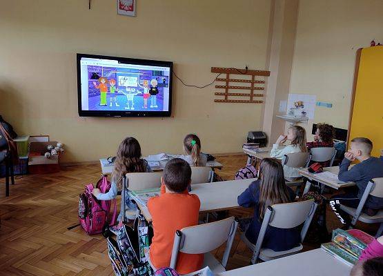 uczniowie oglądają prezentację multimedialną