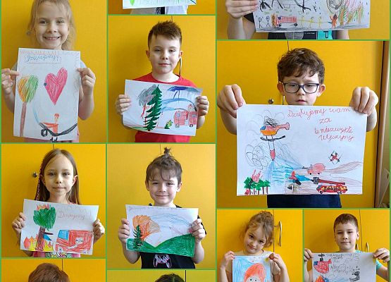 uczniowie prezentują swoje laurki