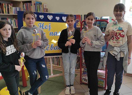 uczniowie prezentują swoje pisanki