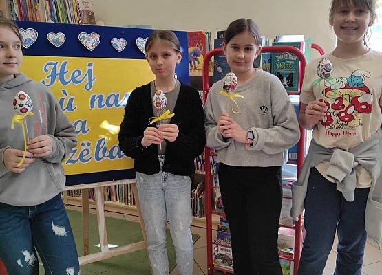 uczniowie prezentują swoje pisanki