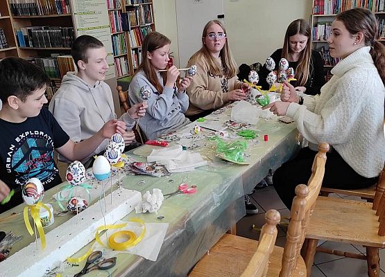 uczniowie przygotowują pisanki