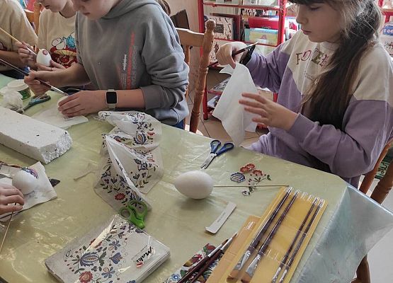 uczniowie przygotowują pisanki