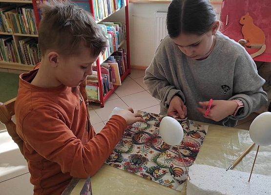 uczniowie przygotowują pisanki