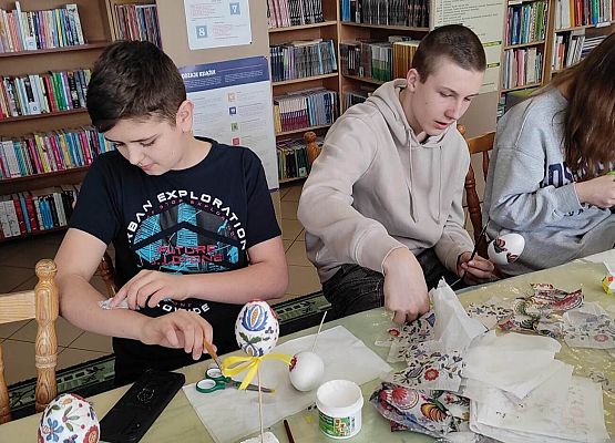 uczniowie przygotowują pisanki