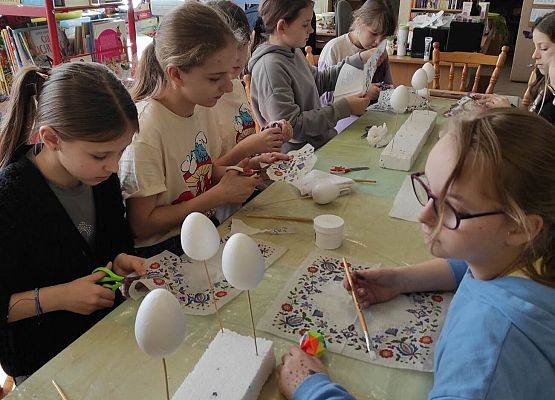 uczniowie przygotowują pisanki