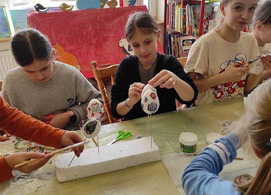 uczniowie przygotowują pisanki